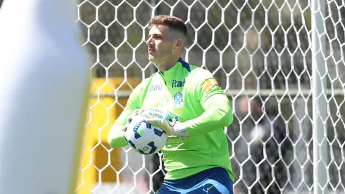 Bento goleiro da Selecao Brasileira durante treino na Granja Comary em Teresopolis (RJ), nesta quarta-feira (3). A equipe se prepara para enfrentar o Chile pelas Eliminatorias da Copa do Mundo 2016. Foto: Marlon Costa/AGIF