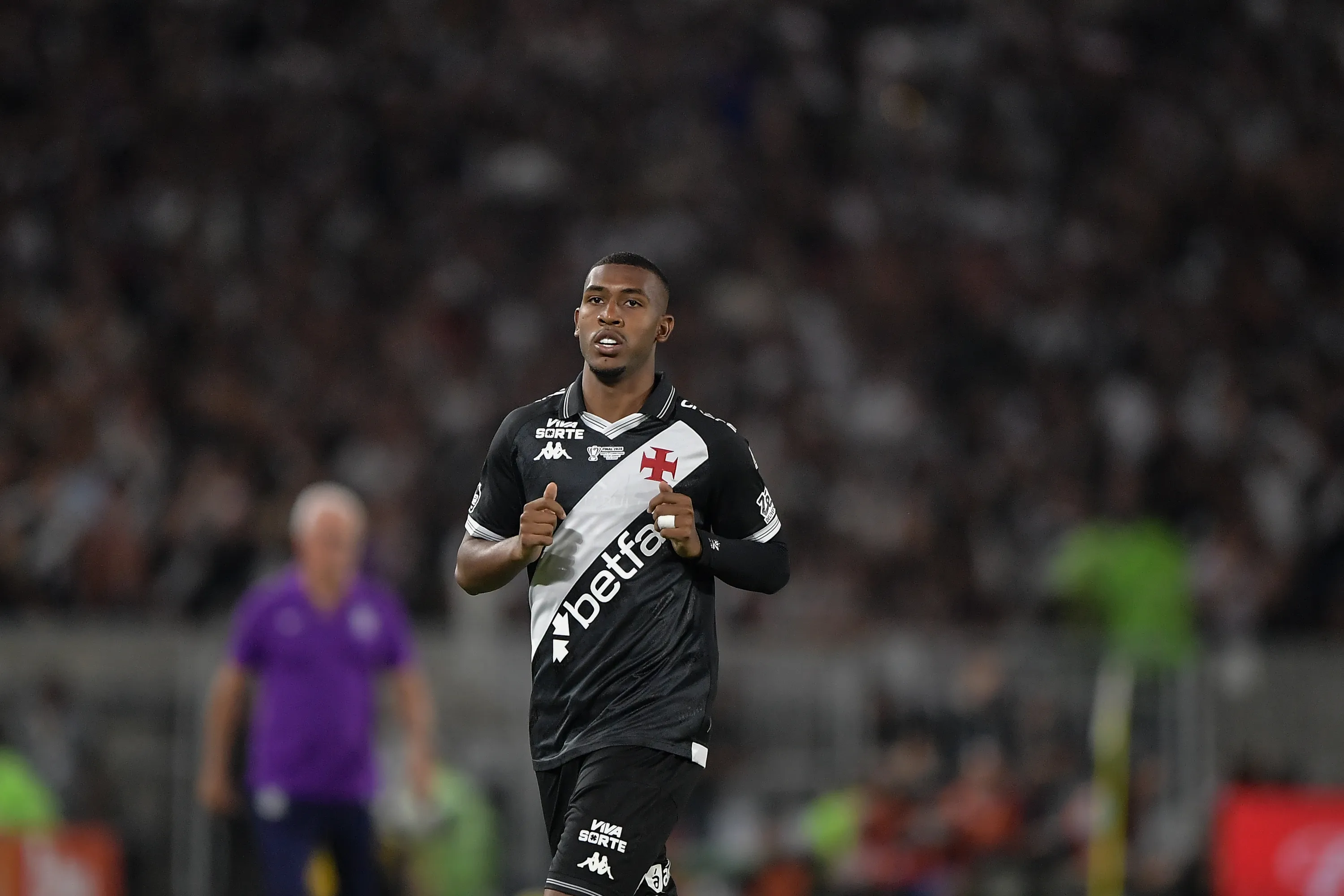 RJ – RIO DE JANEIRO – 21/12/2025 – COPA DO BRASIL 2025, VASCO X CORINTHIANS – Rayan jogador do Vasco durante partida contra o Corinthians no estadio Maracana pelo campeonato Copa Do Brasil 2025. Foto: Thiago Ribeiro/AGIF