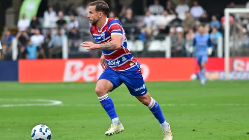 Lucas Sasha jogador do Fortaleza durante partida contra o Santos no estadio Vila Belmiro pelo campeonato Brasileiro A 2025. Foto: Jota Erre/AGIF