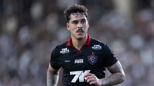 Lucas Halter jogador do Vitoria durante partida contra o Vasco no estadio Sao Januario pelo campeonato Brasileiro A 2025. Foto: Jorge Rodrigues/AGIF