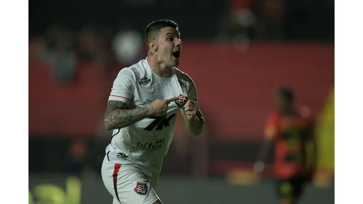 Renato Kayzer jogador do Vitoria comemora seu gol durante a partida contra o Sport na Ilha do Retiro em Recife (PE), pelo Campeonato Brasileiro A 2025. Foto: Marlon Costa/AGIF
