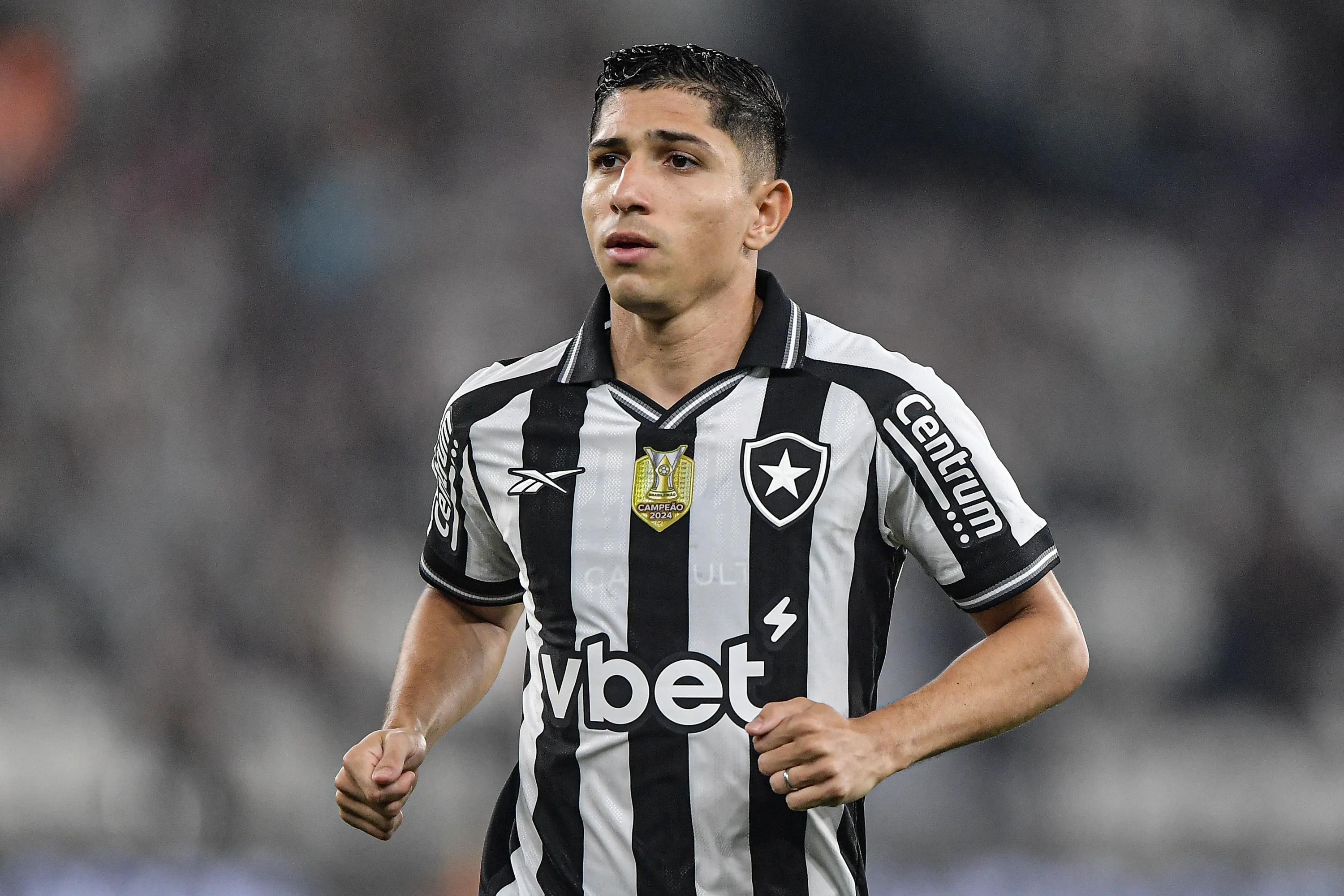 Savarino durante partida contra o Vitória no Campeonato Brasileiro de 2025. Foto: Thiago Ribeiro/AGIF