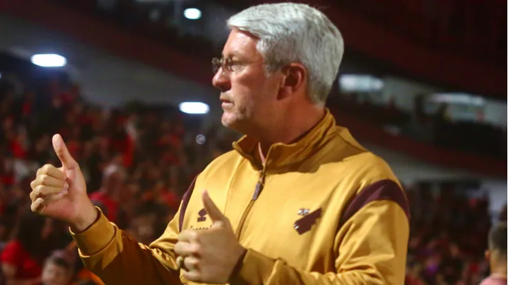 Odair Hellmann durante confronto contra o Vila Nova na Série B de 2025.