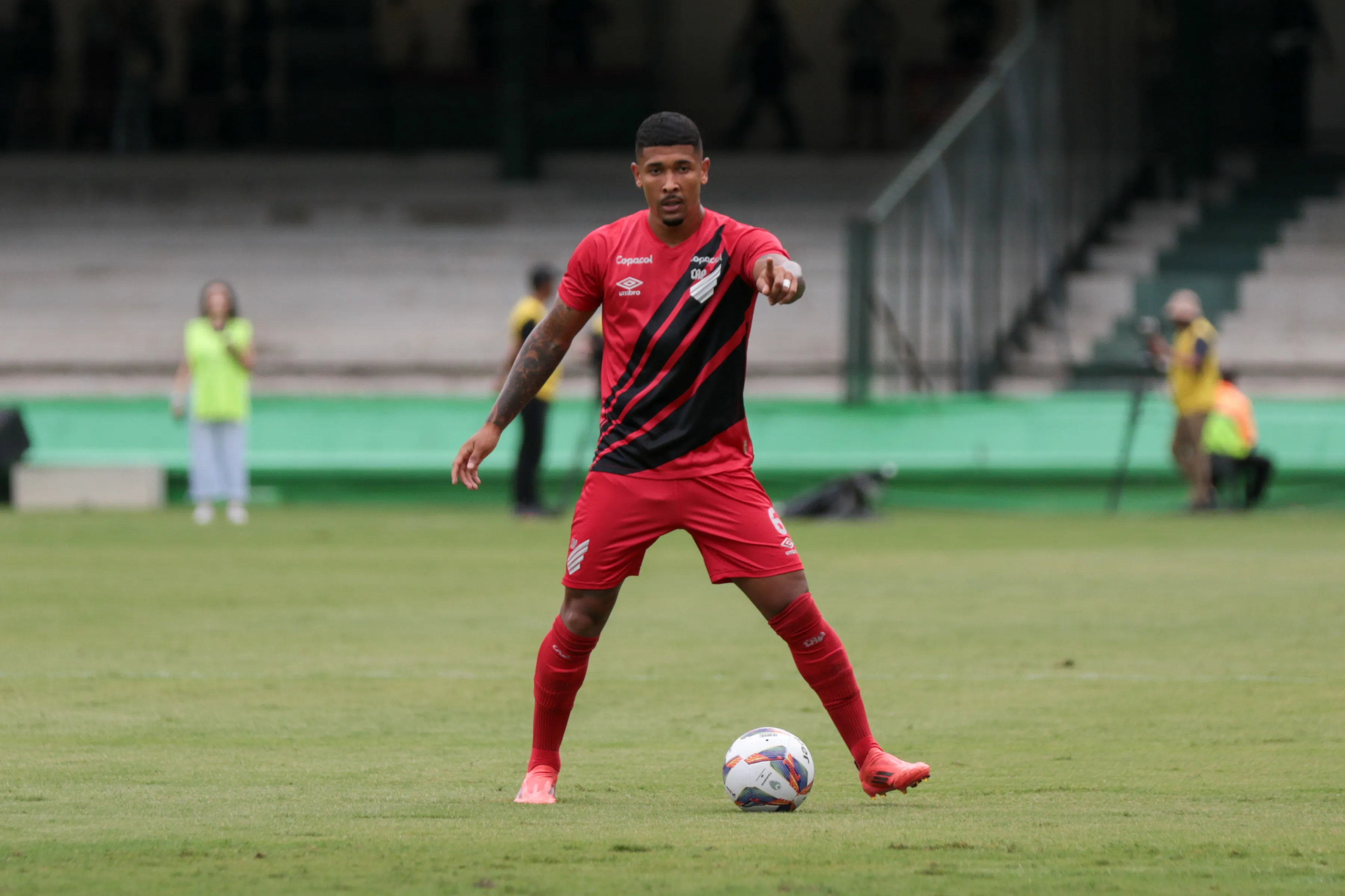 Fernando durante partida contra o Coritiba no Campeonato Paranaense de 2025. Foto: Robson Mafra/AGIF