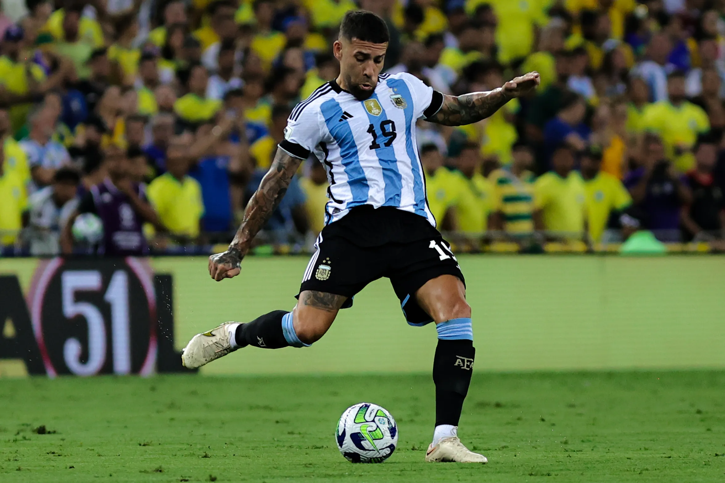 RJ – RIO DE JANEIRO – 26/11/2023 – ARQUIVO, ELIMINATORIAS COPA DO MUNDO 2026, BRASIL X ARGENTINA – Otamendi jogador do Argentina em foto de arquivo de 21 de Novembro de 2023 durante partida contra o Brasil no estadio Maracana pelo campeonato Eliminatorias Copa Do Mundo 2026. Foto: Fabio Giannelli/AGIF