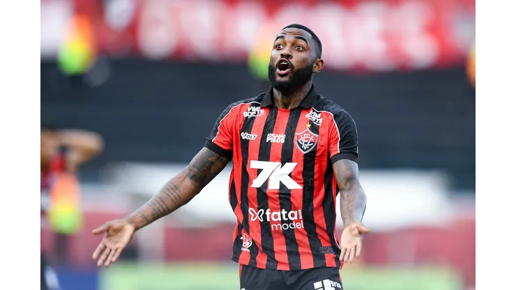 Ramon com a camisa do Vitória