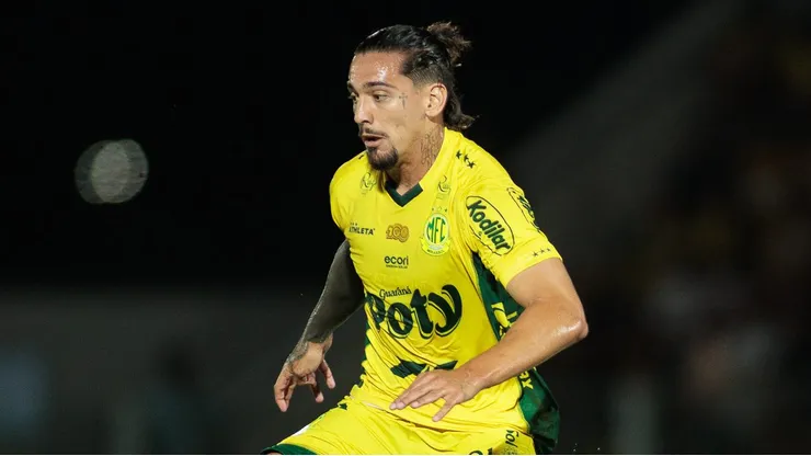 Chico da Costa durante confronto entre Mirassol e Bahia no Brasileirão de 2025.