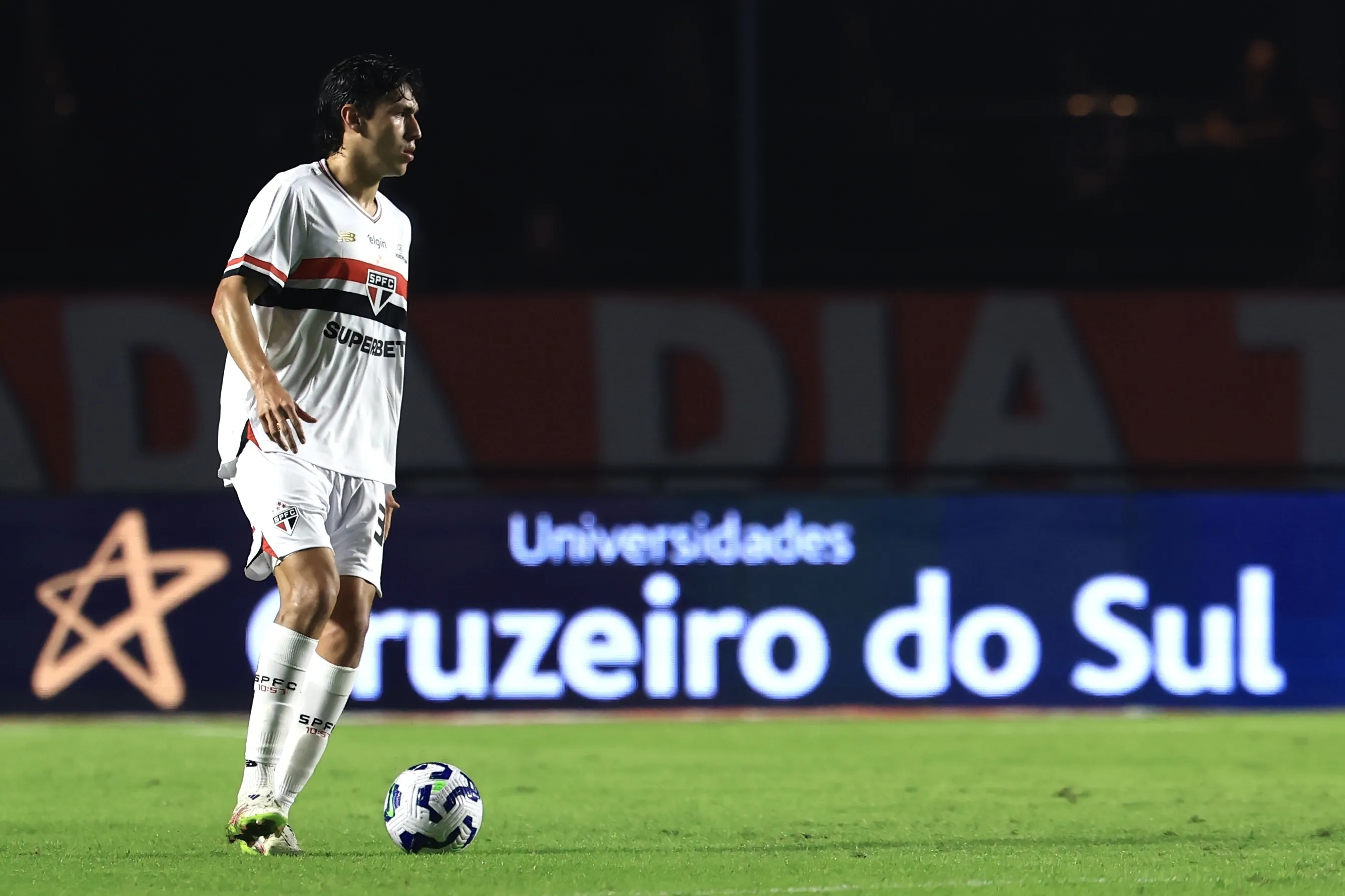 Ferraresi com a camisa do São Paulo –  Foto: Marcello Zambrana/AGIF
