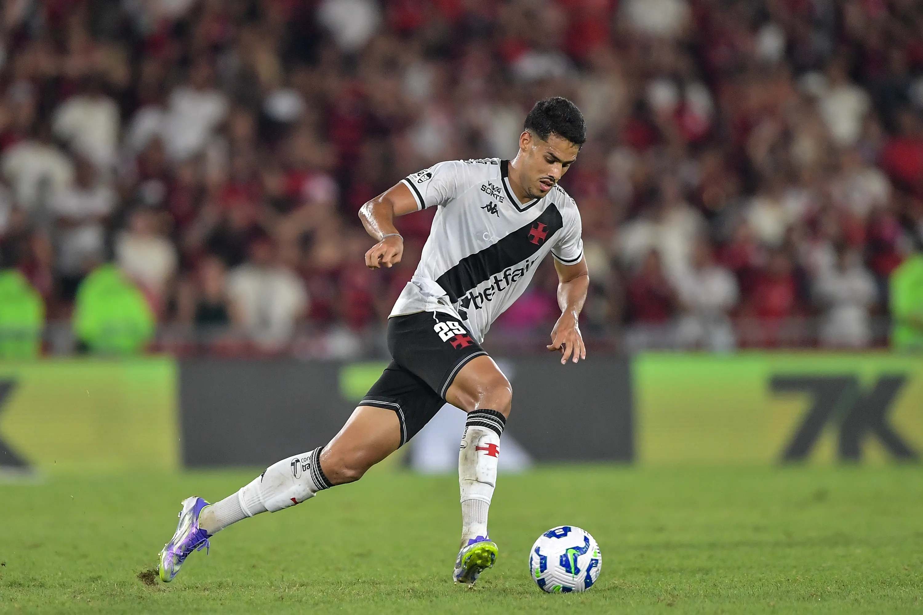 Lucas Oliveira, jogador do Vasco, durante partida contra o Flamengo  – Foto: Thiago Ribeiro/AGIF