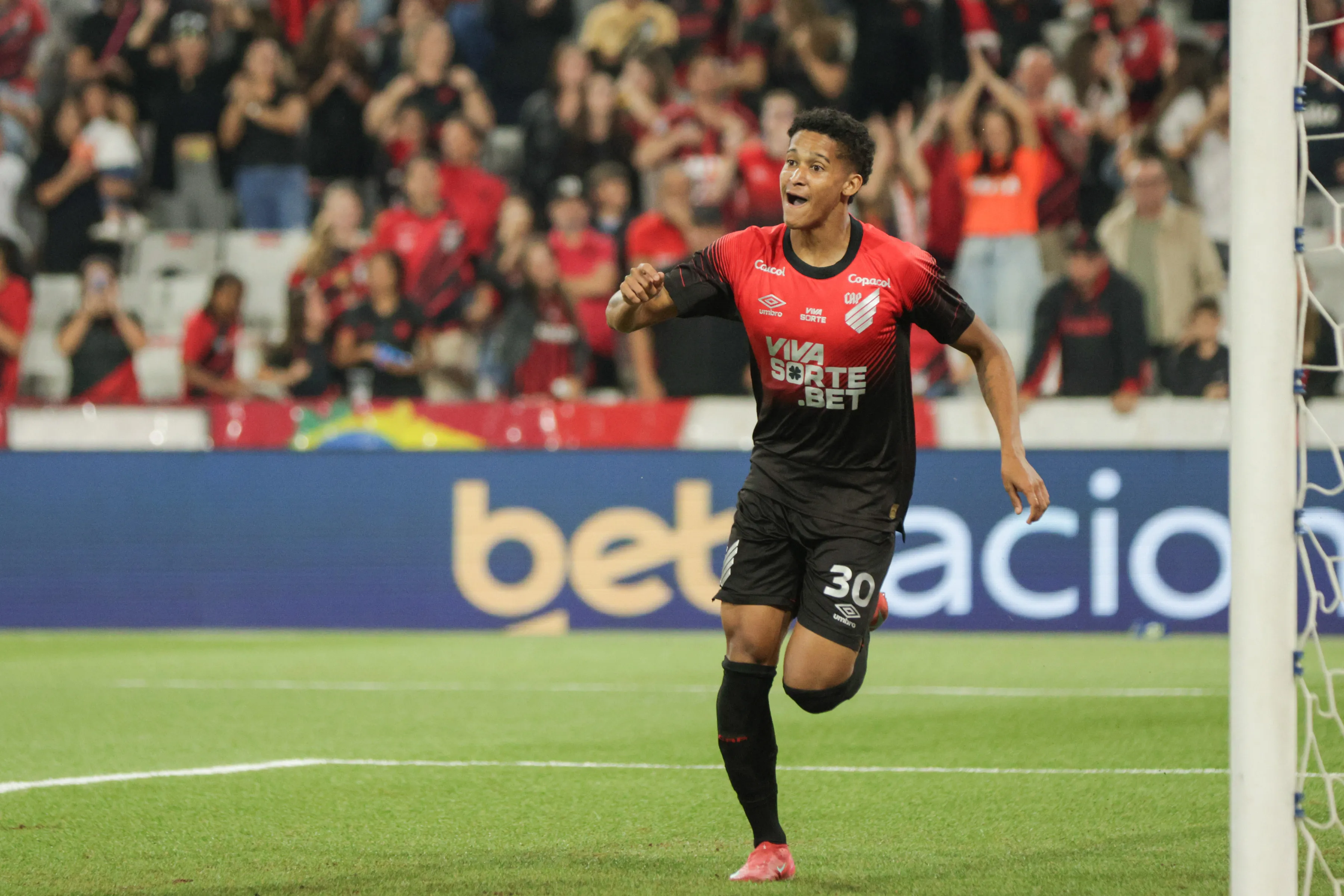 Tevis atuando no Athlético-PR em 2025 –  Foto: Robson Mafra/AGIF