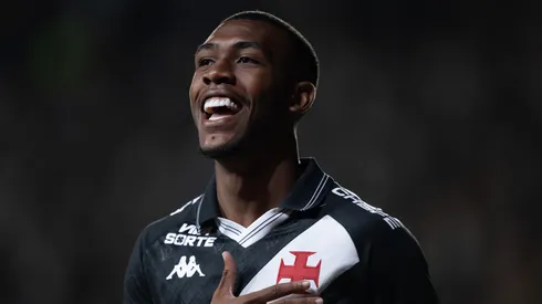 Rayan jogador do Vasco comemora seu gol durante partida contra o Internacional no estádio São Januário pelo campeonato Brasileiro A 2025. Foto: Jorge Rodrigues/AGIF