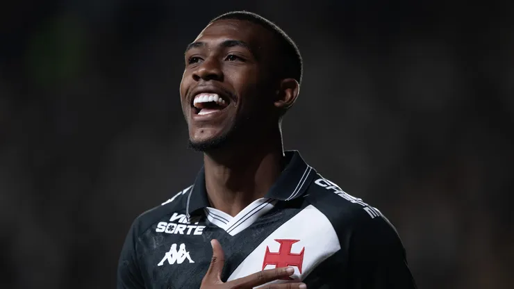 Rayan jogador do Vasco comemora seu gol durante partida contra o Internacional no estádio São Januário pelo campeonato Brasileiro A 2025. Foto: Jorge Rodrigues/AGIF