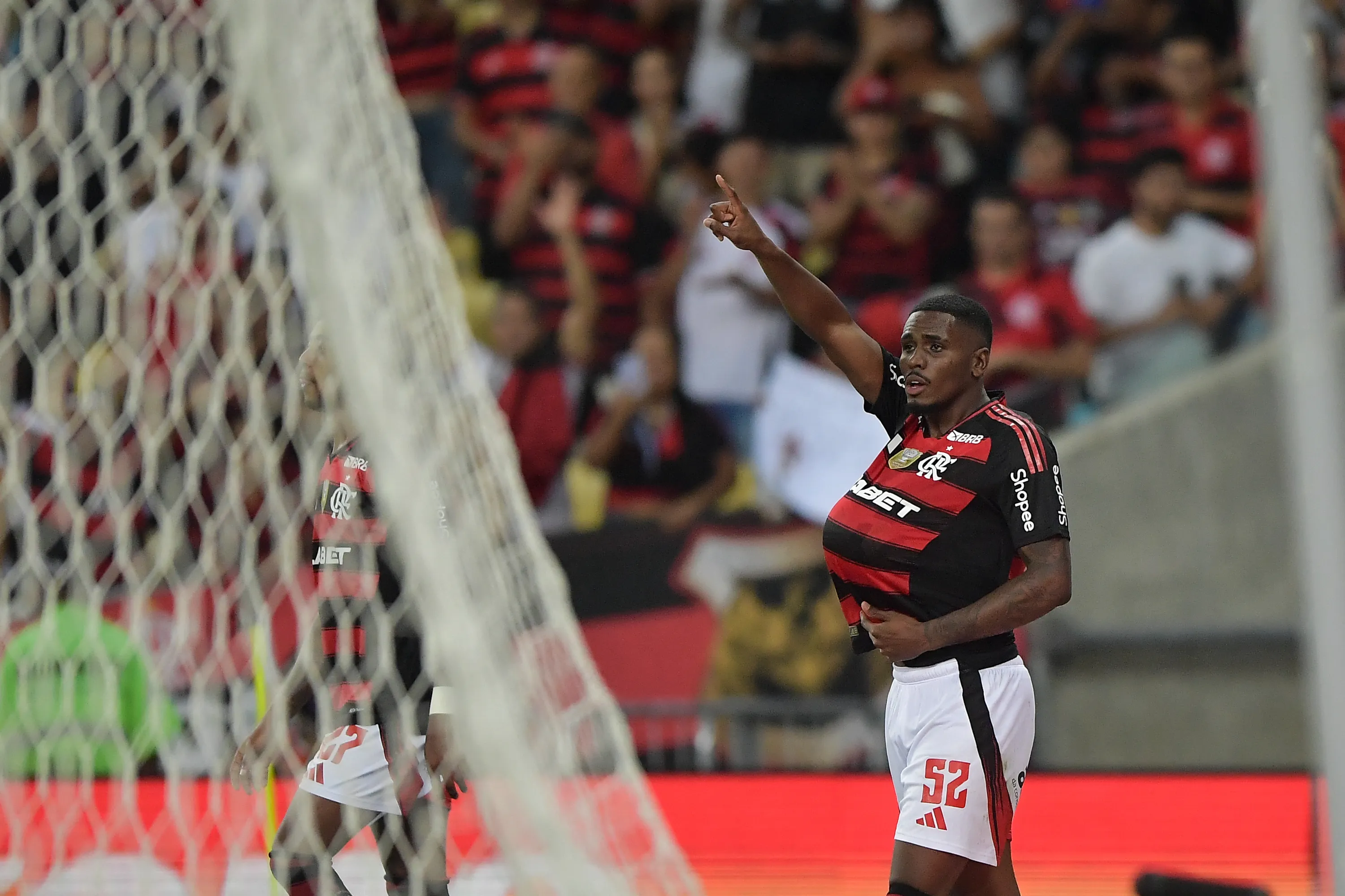 RJ – RIO DE JANEIRO – 01/06/2025 – BRASILEIRO A 2025, FLAMENGO X FORTALEZA – Evertton Araujo  jogador do Flamengo comemora seu gol durante partida contra o Fortaleza no estadio Maracana pelo campeonato Brasileiro A 2025. Foto: Thiago Ribeiro/AGIF