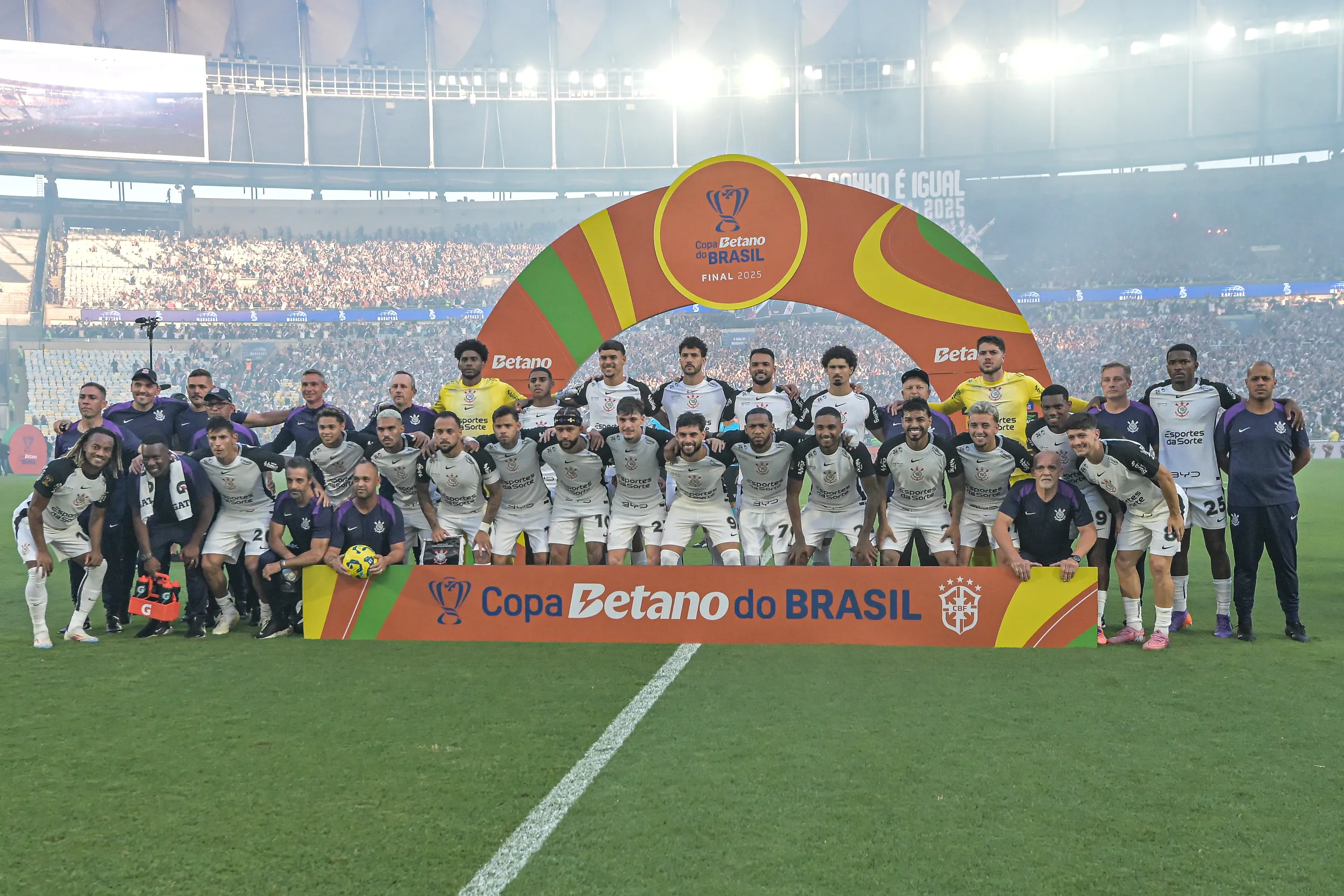 Jogadores do Corinthians posam para foto antes na partida contra Vasco no estadio Maracana pelo campeonato Copa Do Brasil 2025. Foto: Thiago Ribeiro/AGIF