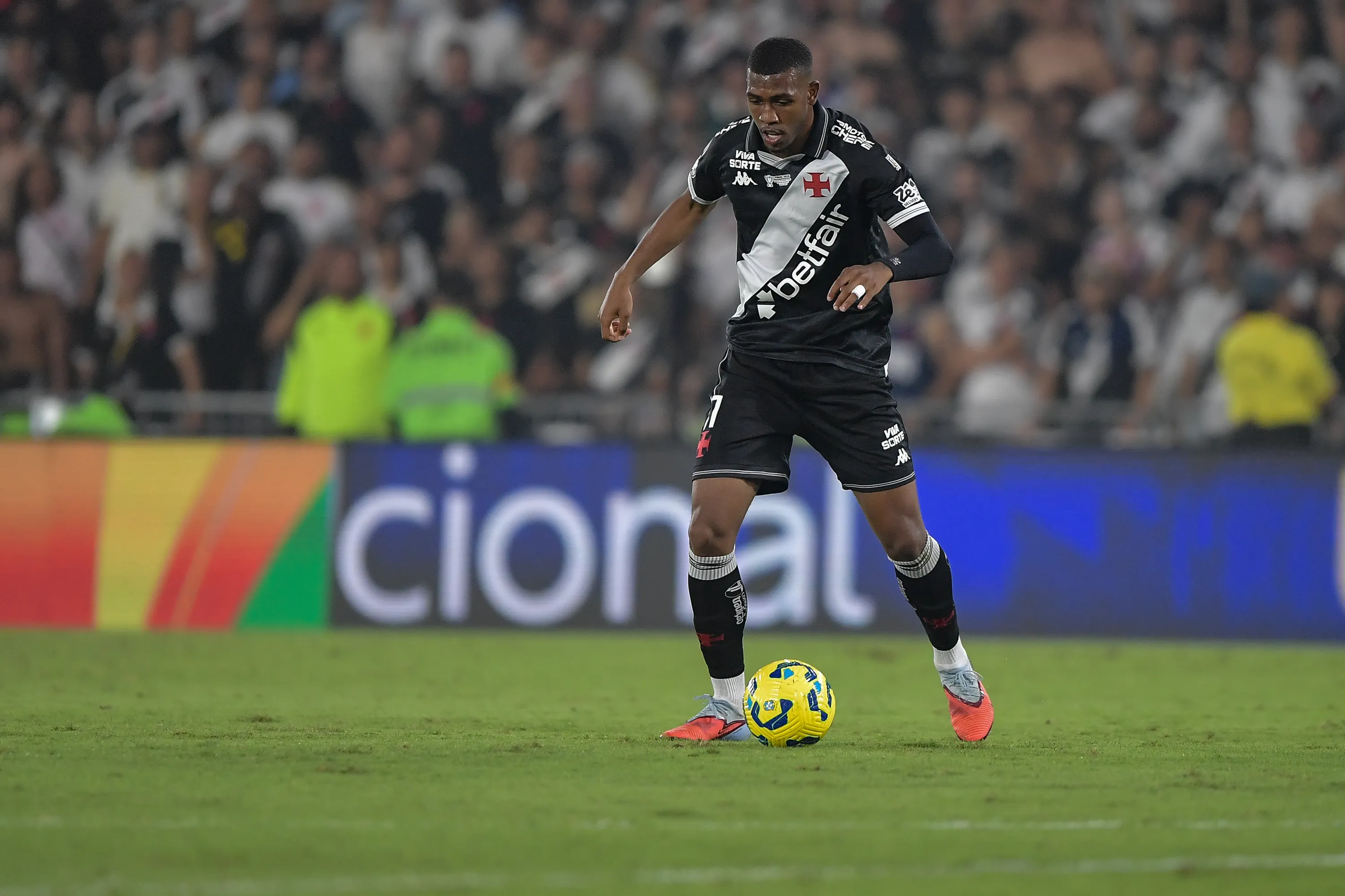 RJ – RIO DE JANEIRO – 21/12/2025 – COPA DO BRASIL 2025, VASCO X CORINTHIANS – Rayan jogador do Vasco durante partida contra o Corinthians no estadio Maracana pelo campeonato Copa Do Brasil 2025. Foto: Thiago Ribeiro/AGIF