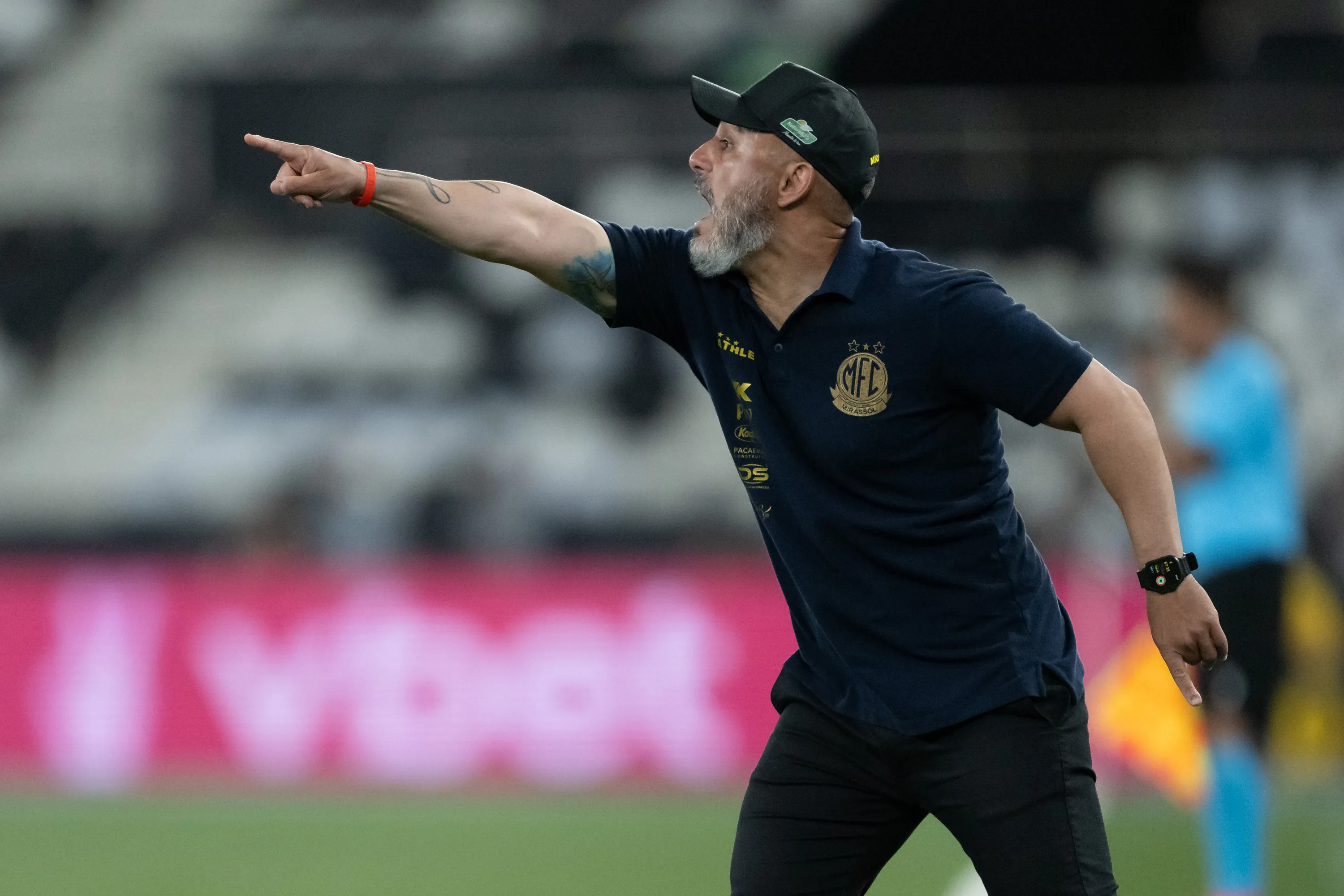 RJ – RIO DE JANEIRO – 17/09/2025 – BRASILEIRO A 2025, BOTAFOGO X MIRASSOL – Rafael Guanaes tecnico do Mirassol durante partida contra o Botafogo no estadio Engenhao pelo campeonato Brasileiro A 2025. Foto: Jorge Rodrigues/AGIF