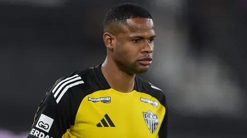 Júnior Santos durante confronto entre Botafogo e Atlético-MG no Brasileirão de 2025.