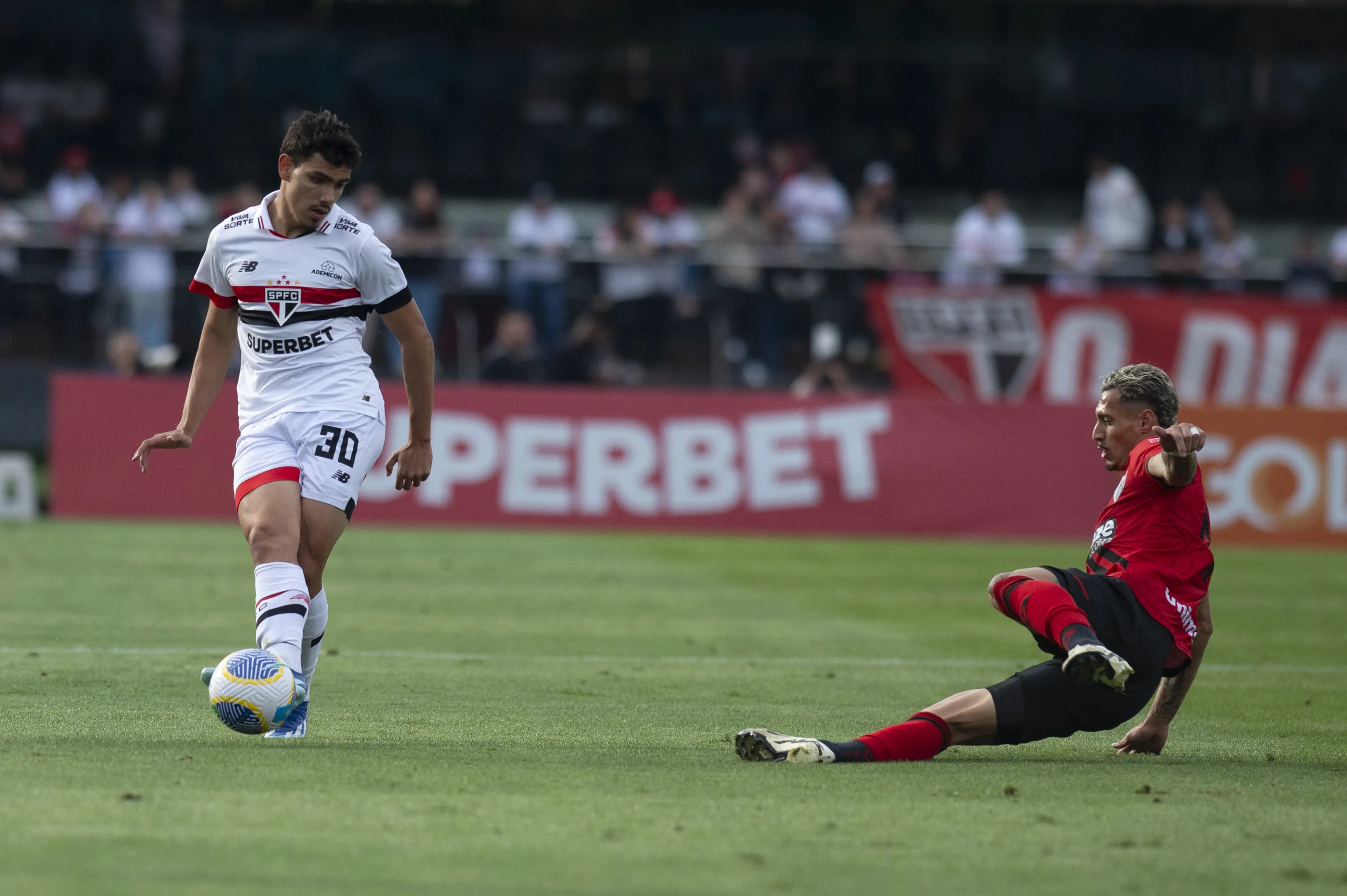 João Moreira durante partida entre São Paulo e Atlético-GO no Brasileirão de 2024. Foto: Anderson Romao/AGIF