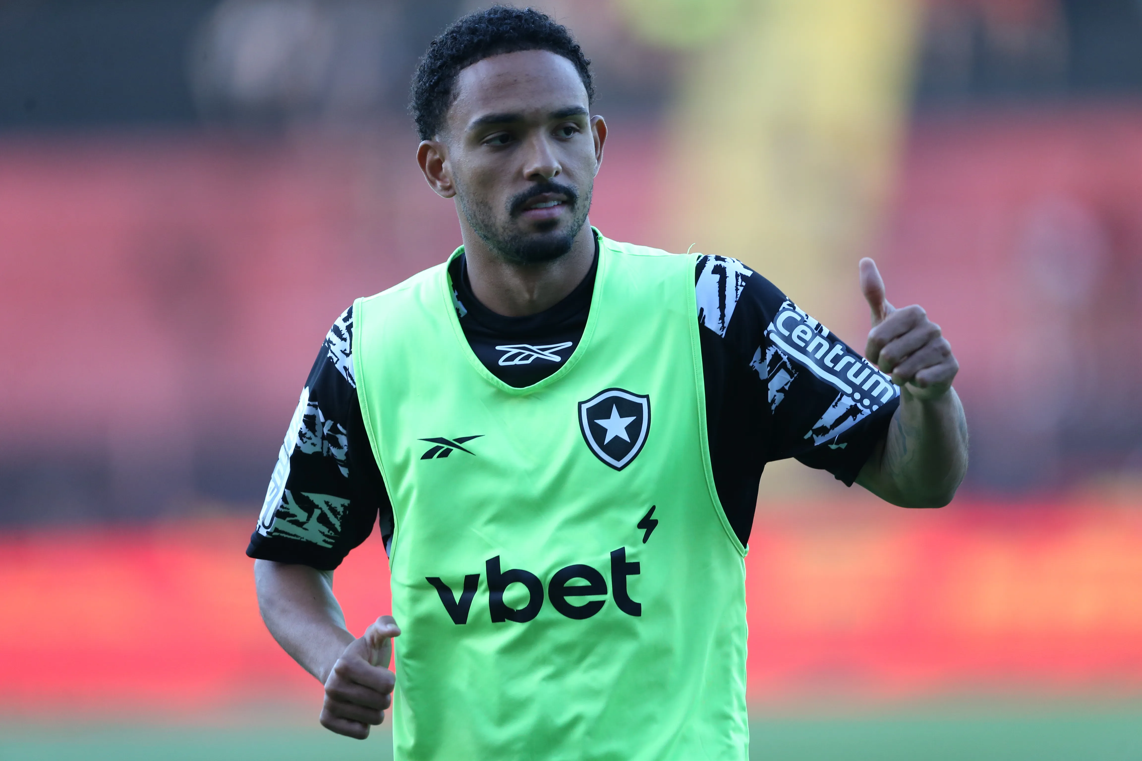 PE – RECIFE – 20/07/2025 – BRASILEIRO A 2025, SPORT X BOTAFOGO – Vitinho jogador do Botafogo durante a partida entre Sport e Botafogo no Estadio da Ilha do Retiro em Recife (PE), pelo campeonato brasileiro Serie A. Foto: Marlon Costa/AGIF