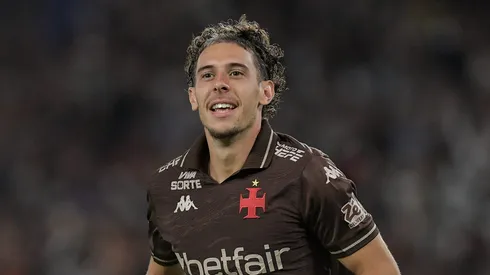 Nuno Moreira jogador do Vasco comemora seu gol durante partida contra o Fluminense no estadio Maracana pelo campeonato Brasileiro A 2025. Foto: Thiago Ribeiro/AGIF