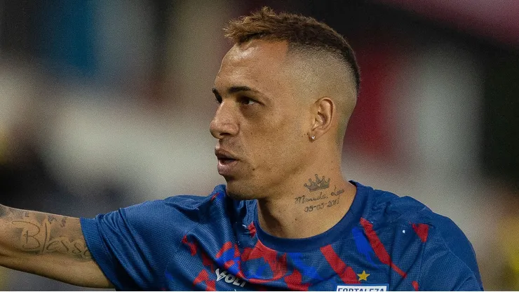 Breno Lopes durante confronto entre Bragantino x Fortaleza no Brasileirão de 2025.