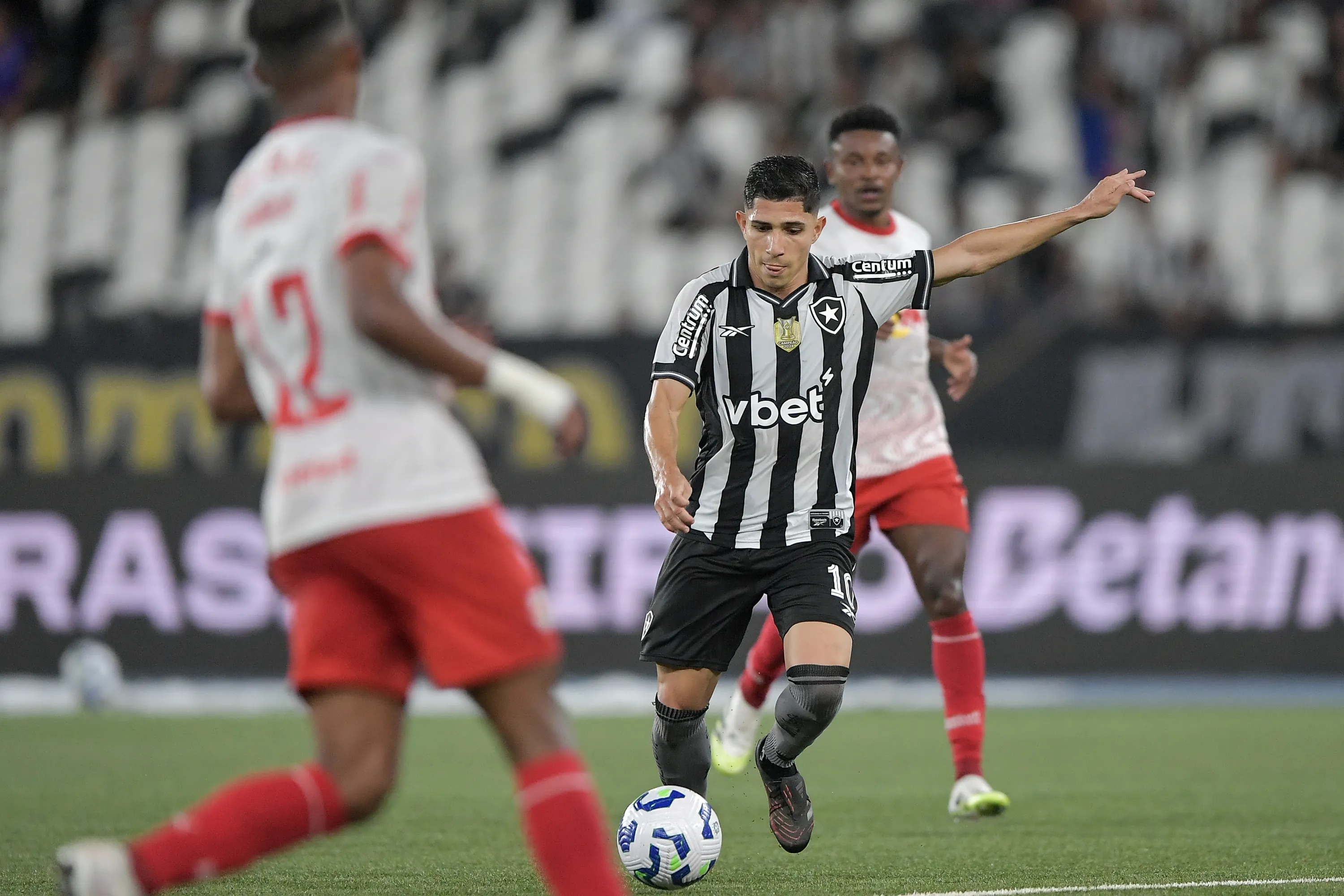 Savarino, jogador do Botafog,o durante partida contra o Bragantino –  Foto: Thiago Ribeiro/AGIF
