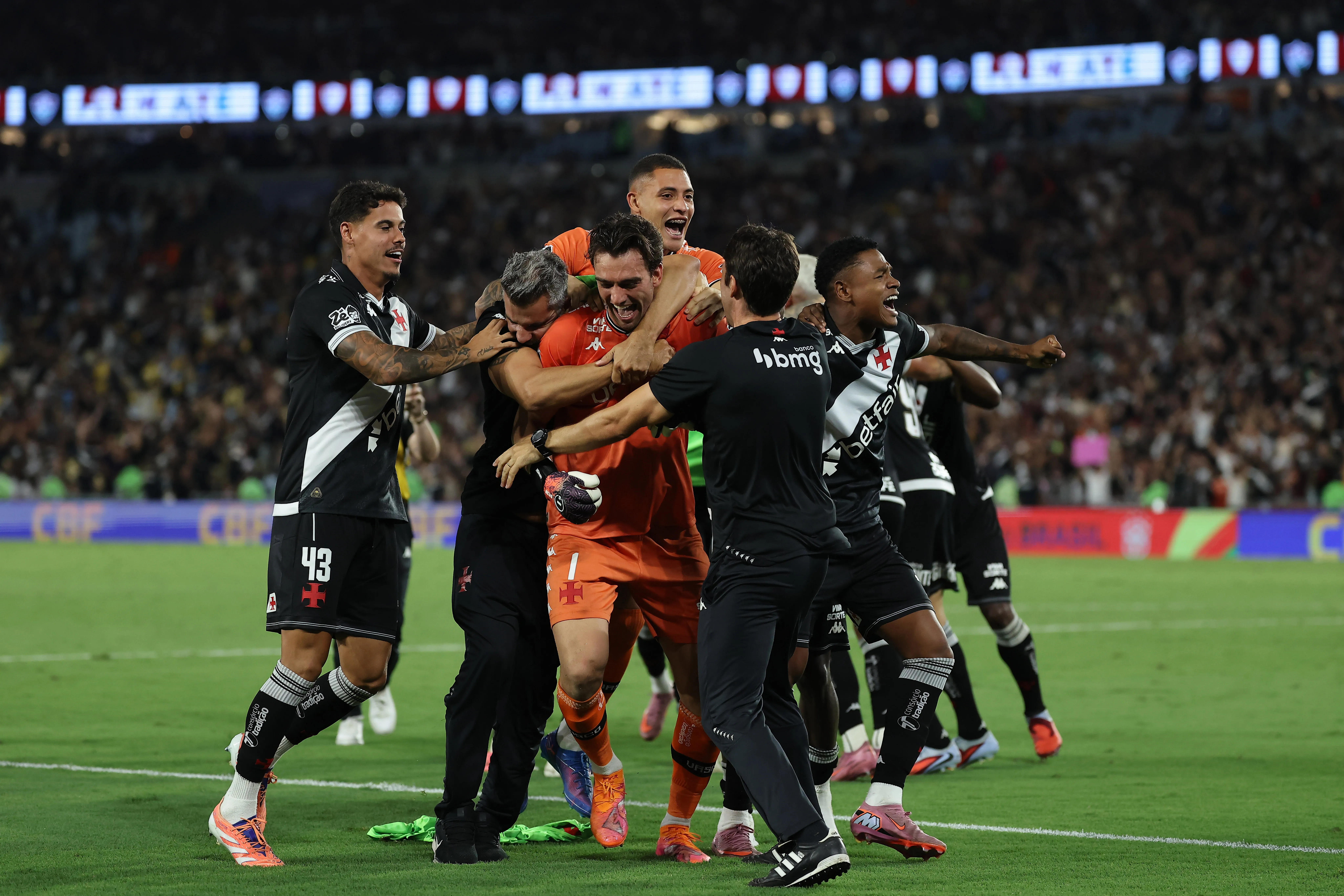 RIO DE JANEIRO, BRAZIL – DECEMBER 14: Goalkeeper Léo Jardim of Vasco da Gama celebrates with teammates after winning the match at the end of the Copa do Brasil Semi-final Second Leg match between Fluminense and Vasco Da Gama at Maracana Stadium on December 14, 2025 in Rio de Janeiro, Brazil. (Photo by Wagner Meier/Getty Images)