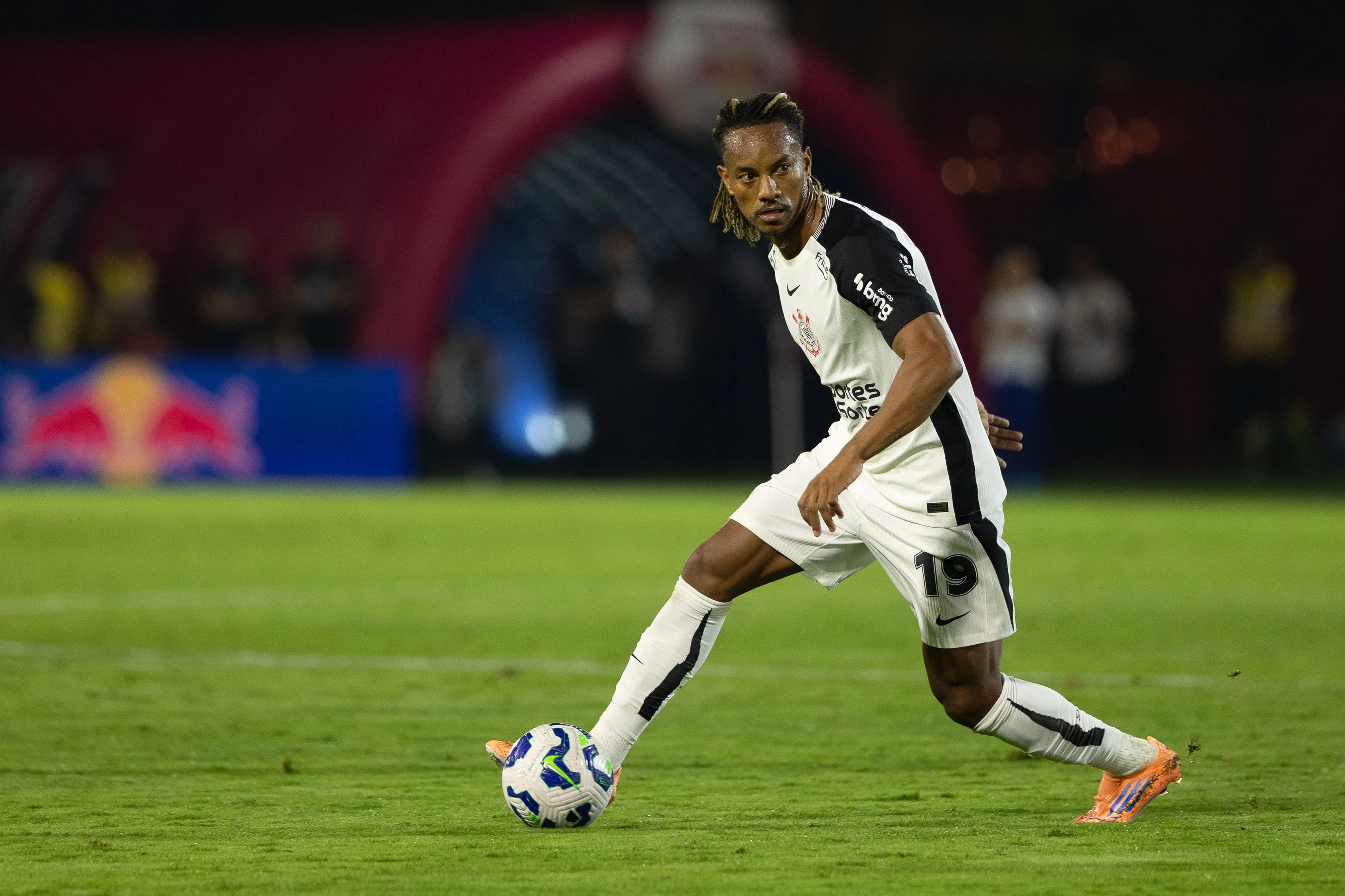Carrillo, jogador do Corinthians, durante partida contra o Bragantino –  Foto: Joisel Amaral/AGIF