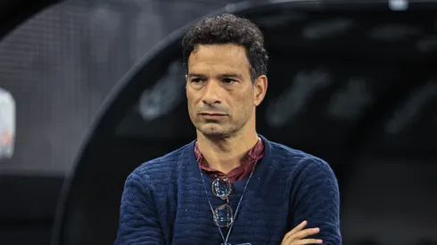 Gustavo Vieira de Oliveira diretor do Vitoria durante aquecimento antes da partida contra o Corinthians no estadio Arena Corinthians pelo campeonato Brasileiro A 2025. Foto: Fabio Giannelli/AGIF