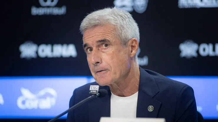 RS - PORTO ALEGRE - 22/12/2025 - GREMIO, APRESENTACAO DE LUIS CASTRO - Luis Castro fala aos jornalistas durante sua apresentacao oficial como tecnico do Gremio em coletiva de imprensa realizada no Arena do Gremio. Foto: Maxi Franzoi/AGIF