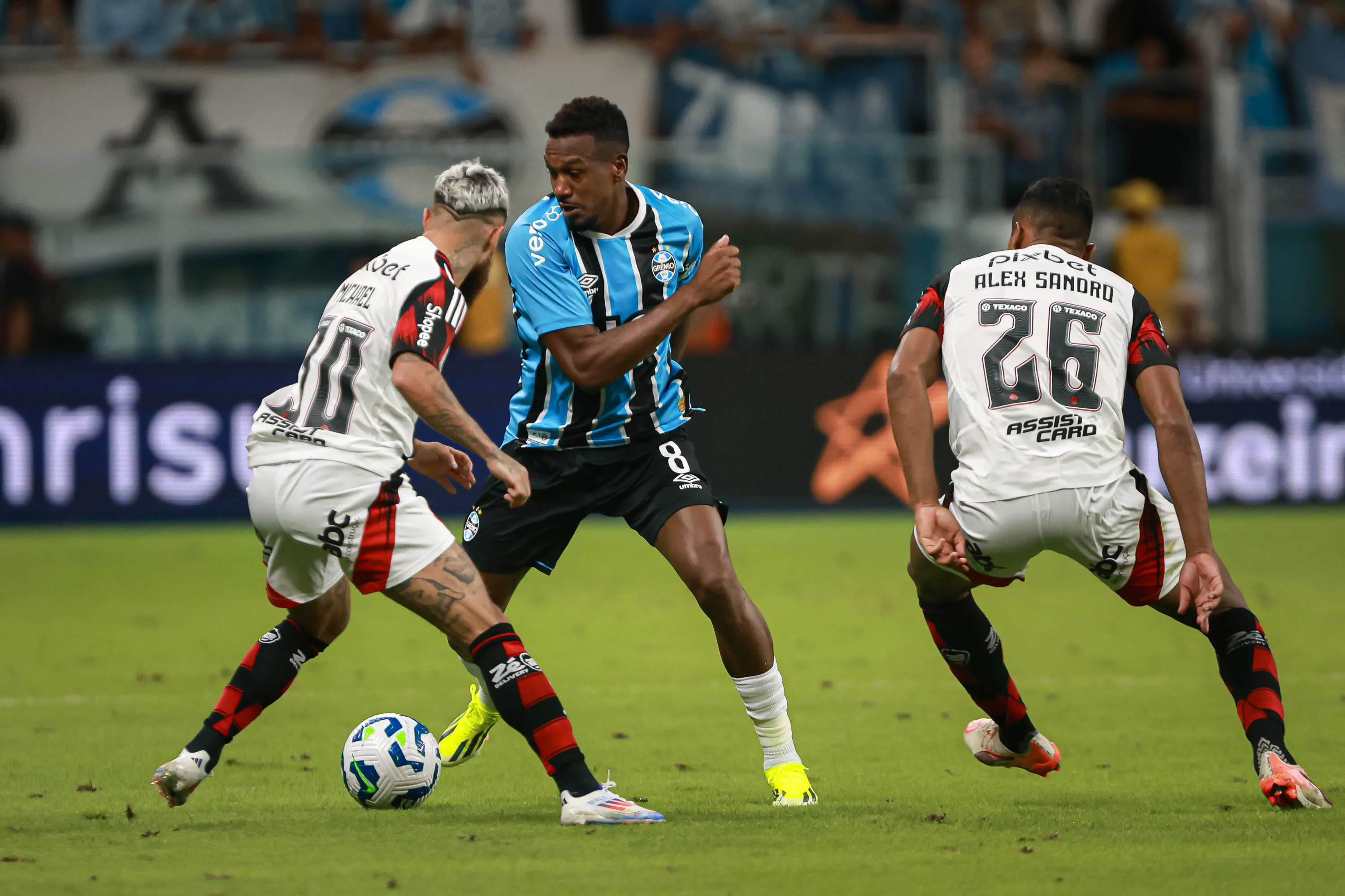 Edenilson em Grêmio x Flamengo pelo Brasileirão 2025. Foto: Maxi Franzoi/AGIF