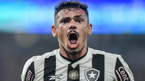 Tiquinho Soares jogador do Botafogo comemora seu gol durante partida contra o Criciuma no estadio Maracana pelo campeonato Brasileiro A 2024. Foto: Thiago Ribeiro/AGIF
