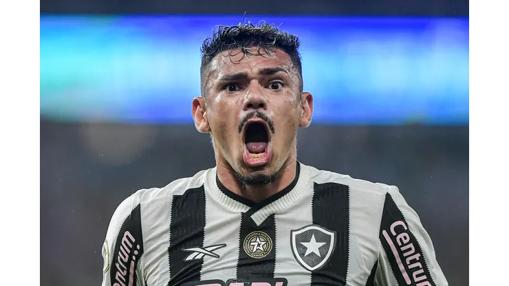 Tiquinho Soares jogador do Botafogo comemora seu gol durante partida contra o Criciuma no estadio Maracana pelo campeonato Brasileiro A 2024. Foto: Thiago Ribeiro/AGIF
