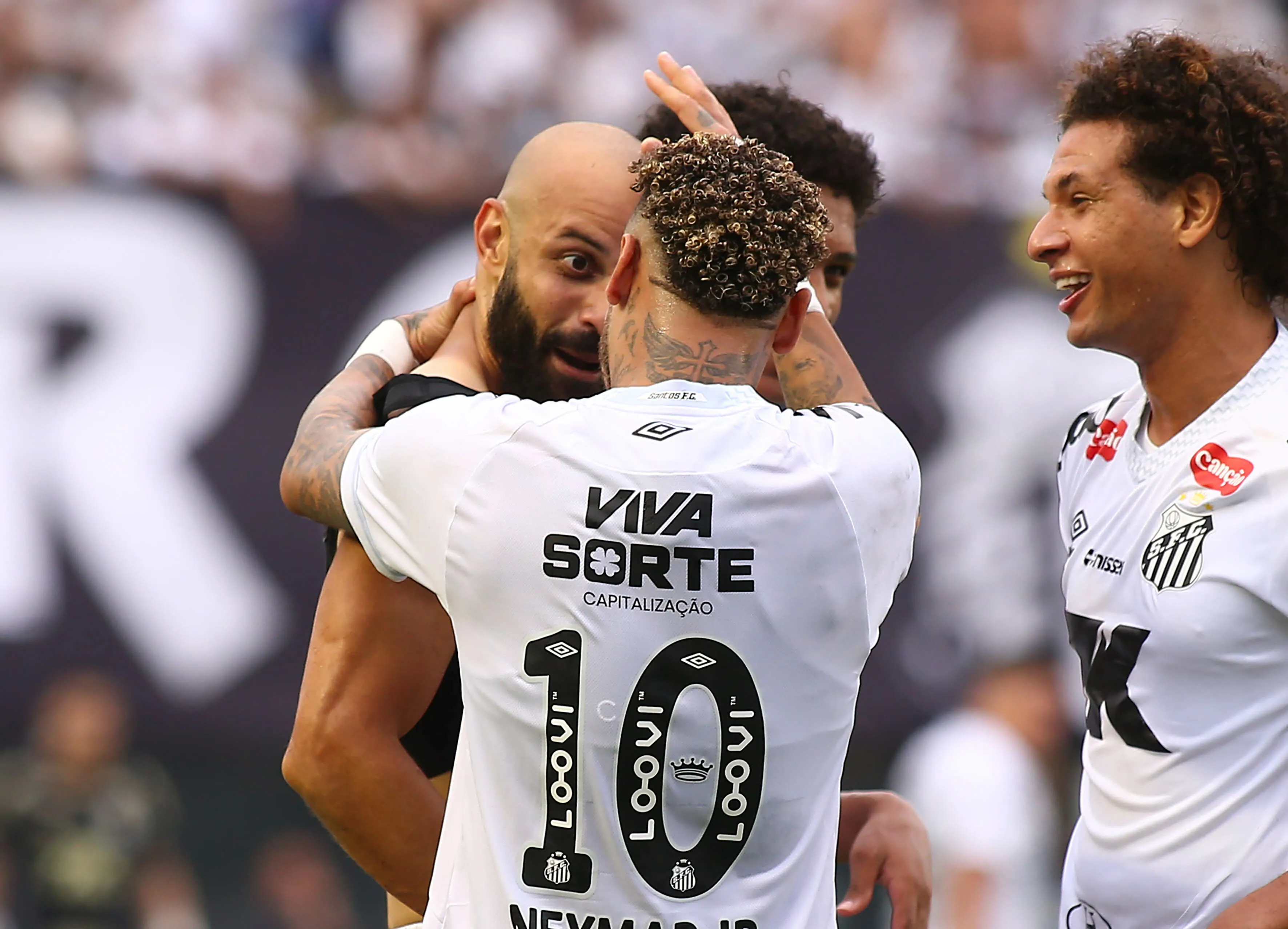 Thaciano comemorando gol do Santos contra o Cruzeiro no Brasileirão 2025. Foto: Mauricio De Souza/AGIF