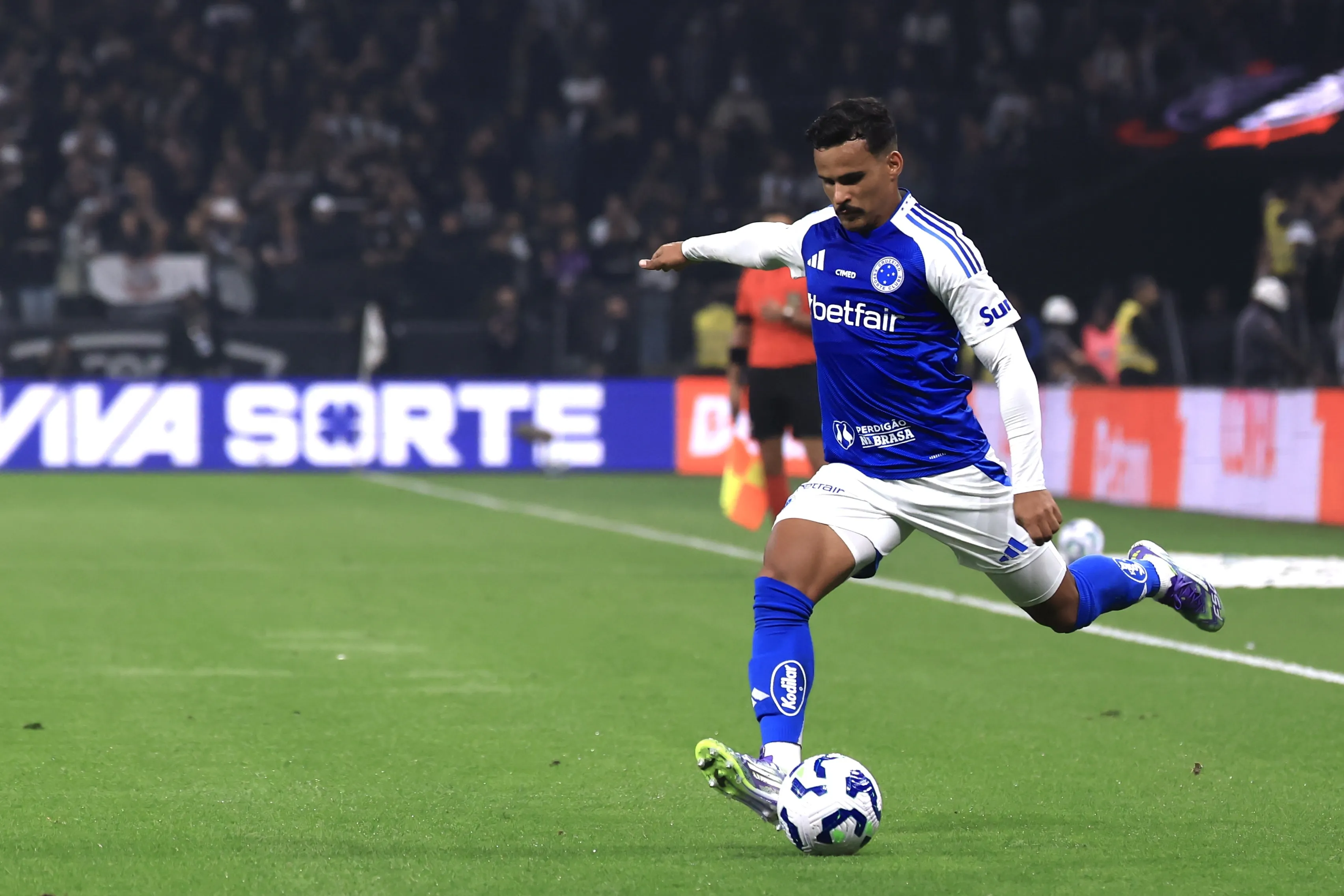 Kaiki jogador do Cruzeiro durante partida contra o Corinthians no estadio Arena Corinthians pelo campeonato Brasileiro A 2025. Foto: Marcello Zambrana/AGIF
