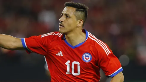 Alexis Sánchez durante amistoso entre Chile e Paraguai em 2023. Foto: Marcelo Hernandez/Getty Images