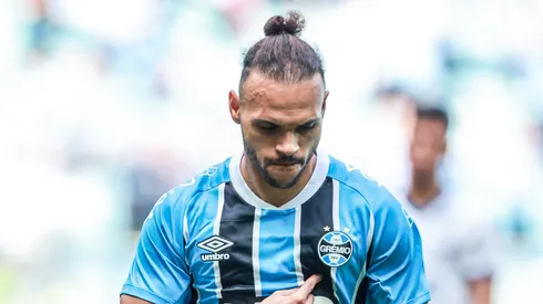 Martin Braithwaite jogador do Gremio comemora seu gol durante partida contra o Bahia no estadio Arena do Gremio pelo campeonato Brasileiro A 2025. Foto: Giancarlo Santorum/AGIF