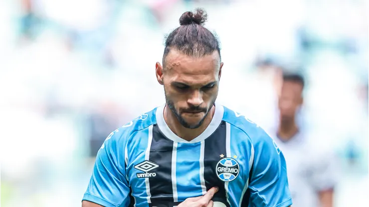 Martin Braithwaite jogador do Gremio comemora seu gol durante partida contra o Bahia no estadio Arena do Gremio pelo campeonato Brasileiro A 2025. Foto: Giancarlo Santorum/AGIF