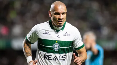 Maicon jogador do Coritiba durante partida contra o Athletico-PR no estadio Couto Pereira pelo campeonato Brasileiro B 2025. Foto: Luis Garcia/AGIF