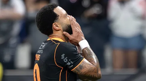 Memphis Depay jogador do Corinthians lamenta durante partida contra o Atletico-MG no estadio Arena Corinthians pelo campeonato Brasileiro A 2025. Foto: Joisel Amaral/AGIF