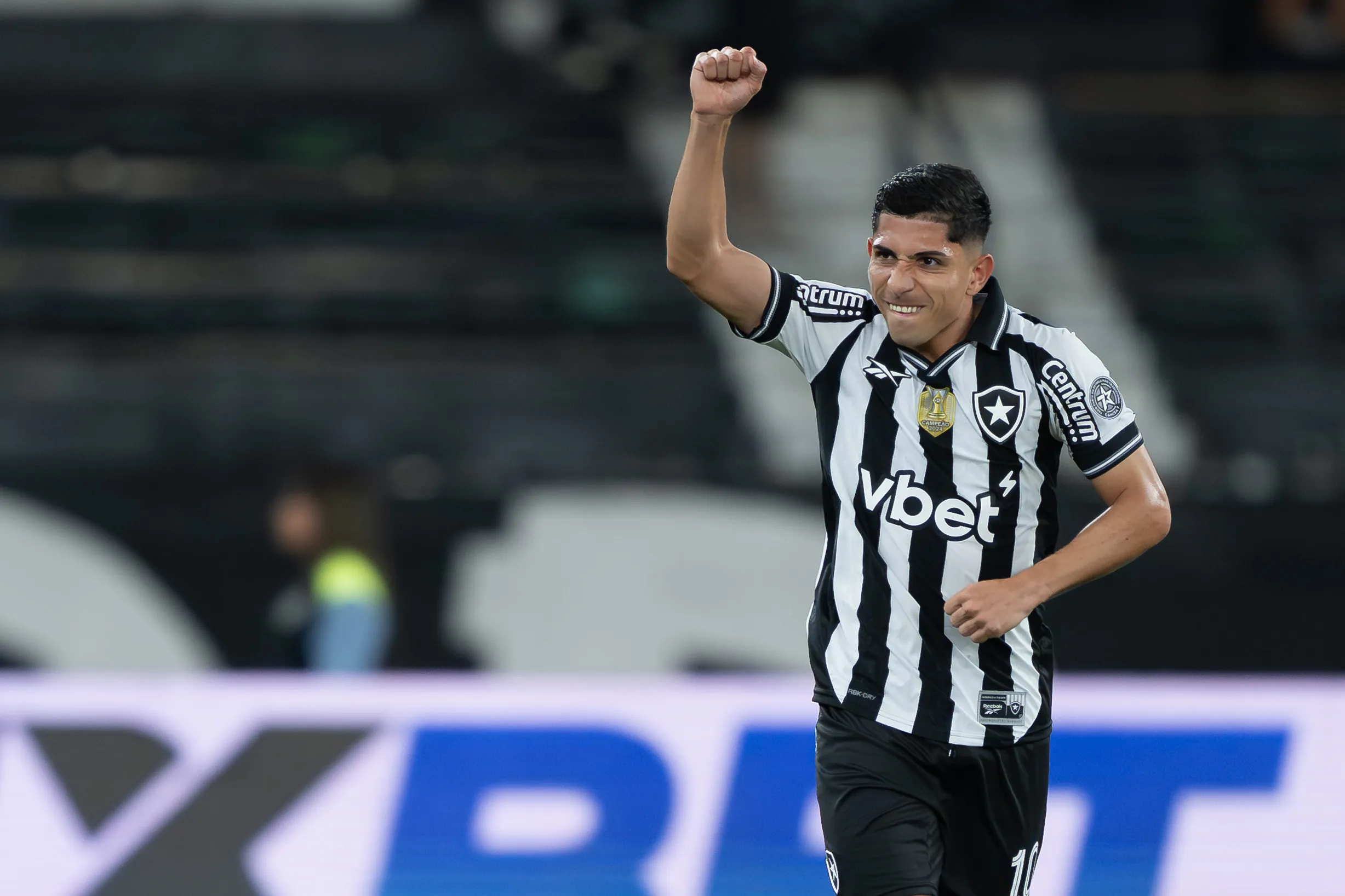 Savarino jogador do Botafogo comemora seu gol durante partida contra o Mirassol no estadio Engenhao pelo campeonato Brasileiro A 2025. Foto: Jorge Rodrigues/AGIF