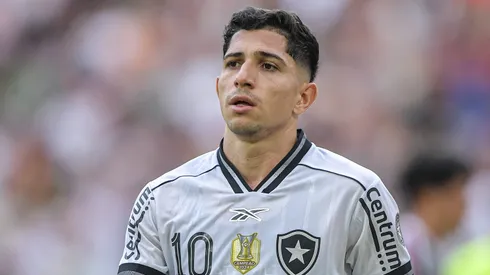 Savarino jogador do Botafogo durante partida contra o Fluminense no estadio Maracana pelo campeonato Brasileiro A 2025. Foto: Thiago Ribeiro/AGIF