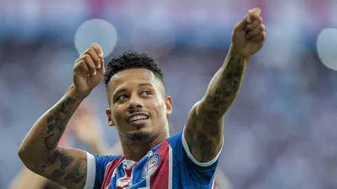 Rafael Ratao jogador do Bahia comemora seu gol com jogadores do seu time durante partida contra o Jequie no estadio Arena Fonte Nova pelo campeonato Baiano 2024. Foto: Jhony Pinho/AGIF