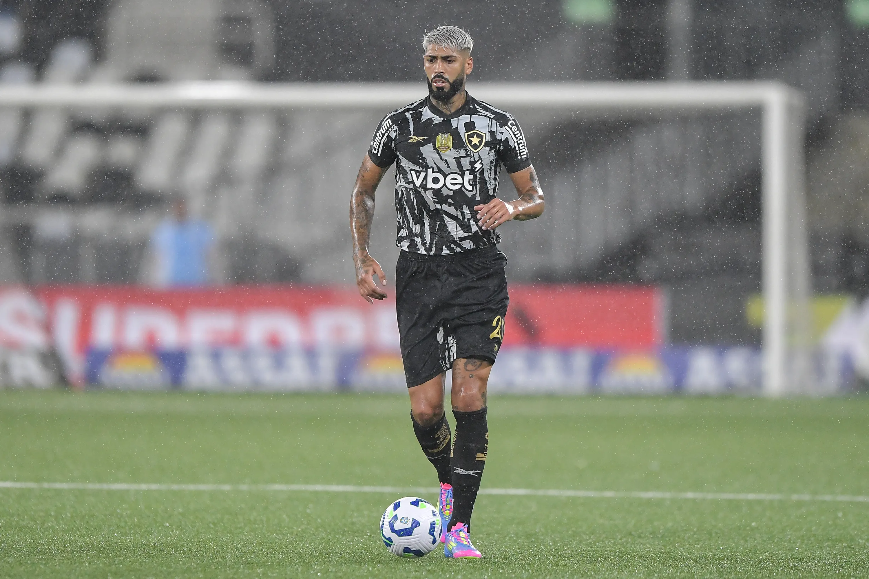 SP – RIO DE JANEIRO – 05/04/2025 – BRASILEIRO A 2025, BOTAFOGO X JUVENTUDE – Alexander Barboza jogador do Botafogo durante partida contra o Juventude no estadio Engenhao pelo campeonato Brasileiro A 2025. Foto: Thiago Ribeiro/AGIF