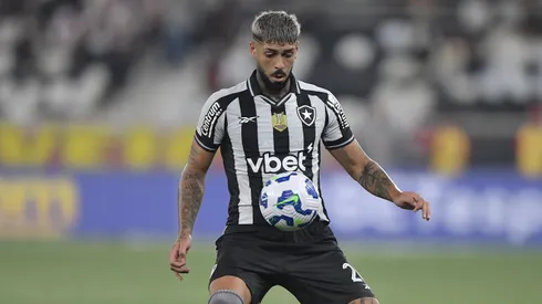Alexander Barboza jogador do Botafogo durante partida contra o Vitoria no estadio Engenhao pelo campeonato Brasileiro A 2025. Foto: Thiago Ribeiro/AGIF