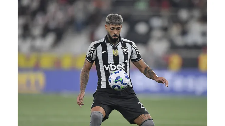 Alexander Barboza jogador do Botafogo durante partida contra o Vitoria no estadio Engenhao pelo campeonato Brasileiro A 2025. Foto: Thiago Ribeiro/AGIF