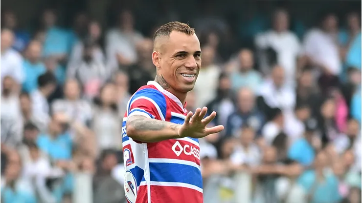 Breno Lopes jogador do Fortaleza durante partida contra o Santos no estadio Vila Belmiro pelo campeonato Brasileiro A 2025. Foto: Jota Erre/AGIF