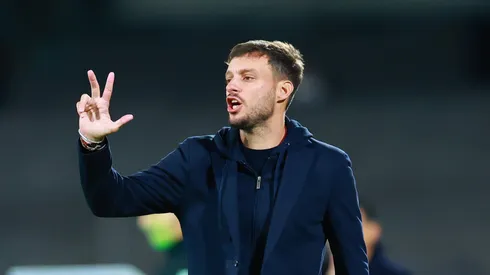 O treinador Martin Anselmi, do Cruz Azul, gesticula durante a partida da 1ª rodada entre Cruz Azul e Atlas como parte do Torneio Clausura 2025 da Liga MX, no Estadio Ciudad de los Deportes, em 11 de janeiro de 2025, na Cidade do México, México. (Foto de Hector Vivas/Getty Images)