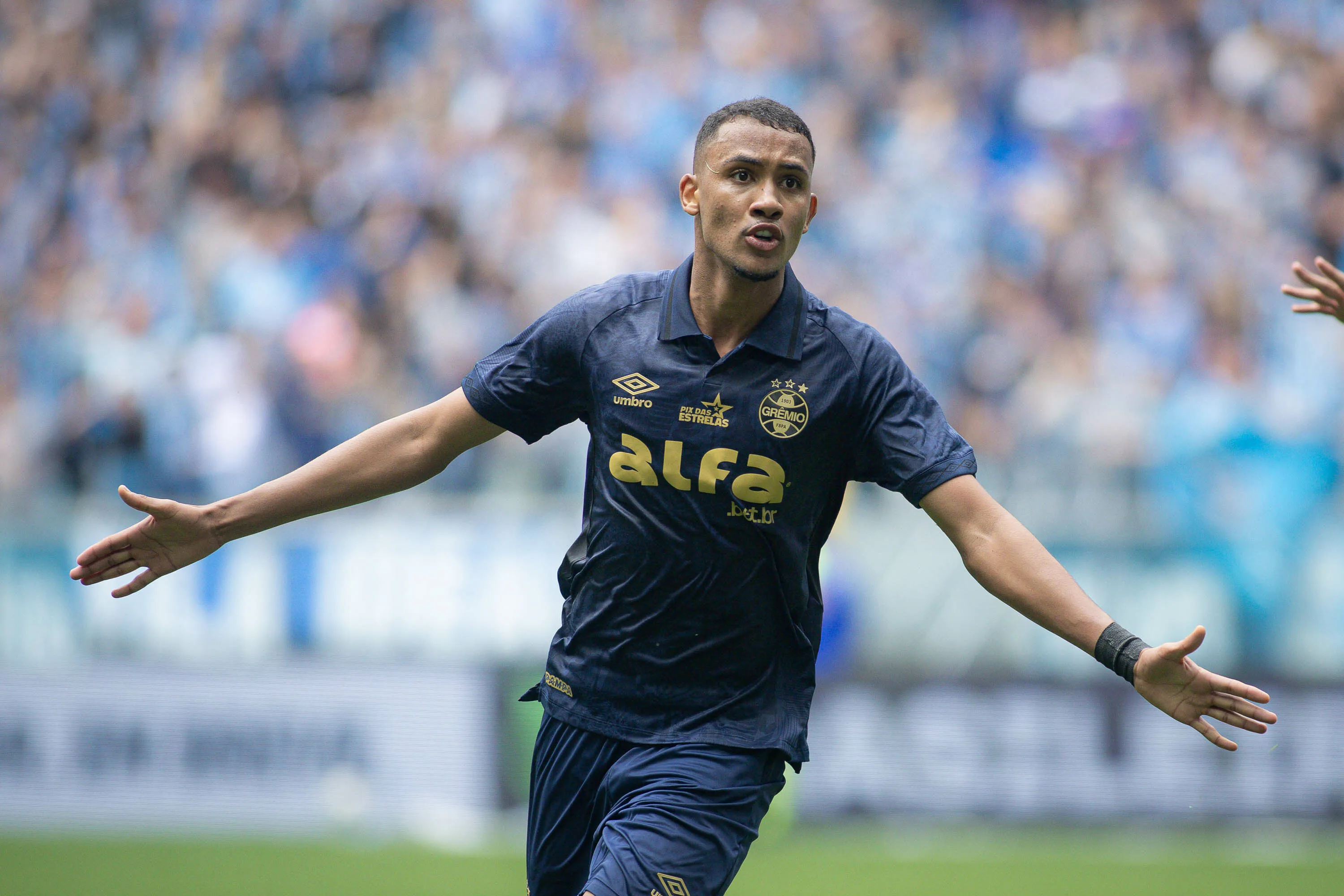 RS – PORTO ALEGRE – 28/09/2025 – BRASILEIRO A 2025, GREMIO X VITORIA – Andre Henrique jogador do Gremio comemora seu gol durante partida contra o Vitoria no estadio Arena do Gremio pelo campeonato Brasileiro A 2025. Foto: Maxi Franzoi/AGIF