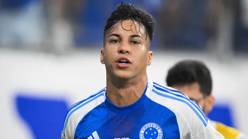 Kaio Jorge, do Cruzeiro, comemora após marcar o primeiro gol de sua equipe durante partida entre Cruzeiro e Flamengo pelo Brasileirão 2025, no Estádio Mineirão, em 4 de maio de 2025, em Belo Horizonte, Brasil. (Foto por Pedro Vilela/Getty Images)